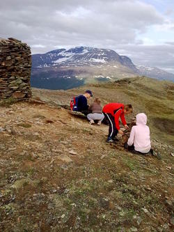 Jeg og Ida bygger egen varde på Rengjerdsfjellet ©Klausen Jeg og Ida bygger egen varde på Rengjerdsfjellet