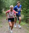 Hosbjorkampen_opp_Therese_Johaug_og_Tore_S_Gundersen_cropped_372x425