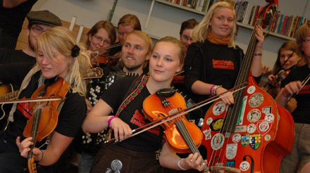Gamaldans i 2010 (Foto: Knut Aastad Bråten, Bladet Folkemusikk) Gamaldans i 2010 (Foto: Knut Aastad Bråten, Bladet Folkemusikk)