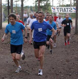 6_loep_Foerst_ut_i_starten_cropped_372x378