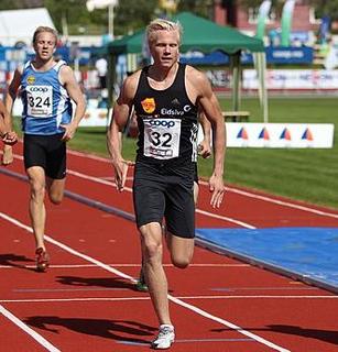 800m_heat2_fem_beste_A20G7554_cropped_333x347
