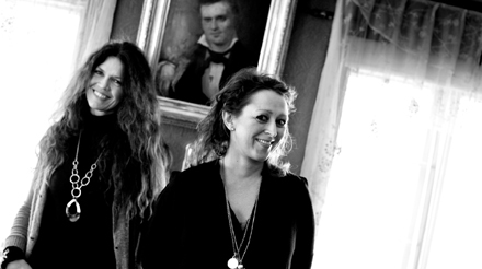 Camilla Granlien og Kristine Sevaldsen på Aulestad (Foto: Paal Audestad)