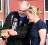 IMG_3482_Jon_Anders_Kvisgaard_viser_Hytteplanken_til_Marit_Bjerknes_cropped_492x464