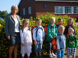 Skolestartere 2012 med kontaktlærer Anne Gangnes Kleiven Foto: Rune Jørgensen ©Rømskog kommune Skolestartere 2012 med kontaktlærer Anne Gangnes Kleiven