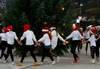 Nissejentene går rundt juletreet på Borggarden Nissejentene går rundt juletreet på Borggarden