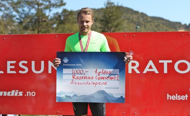 Rasmus Gausemel fra Hornindal sprang sitt andre maraton i Ålesund i formiddag. Det blei seier og ny personlig rekord på tiden 3.03.14. Foto: Martin Hauge-Nilsen Rasmus Gausemel fra Hornindal sprang sitt andre maraton i Ålesund i formiddag. Det blei seier og ny personlig rekord på tiden 3.03.14. Foto: Martin Hauge-Nilsen