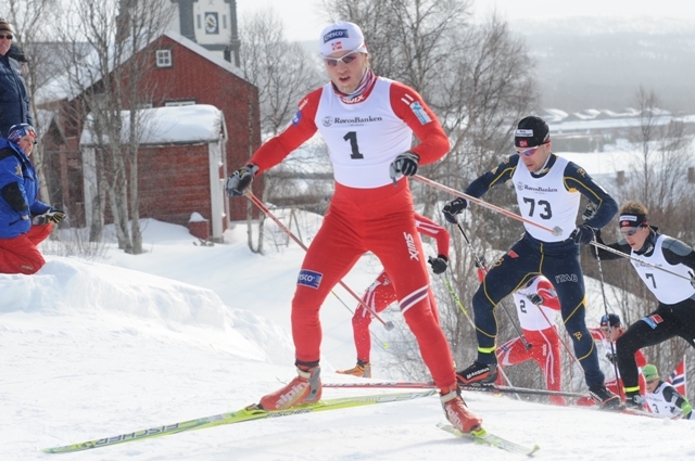 Martin Johnsrud Sundby leder an i feltet i NM på Røros i fjor. Foto: Arne Brunes
