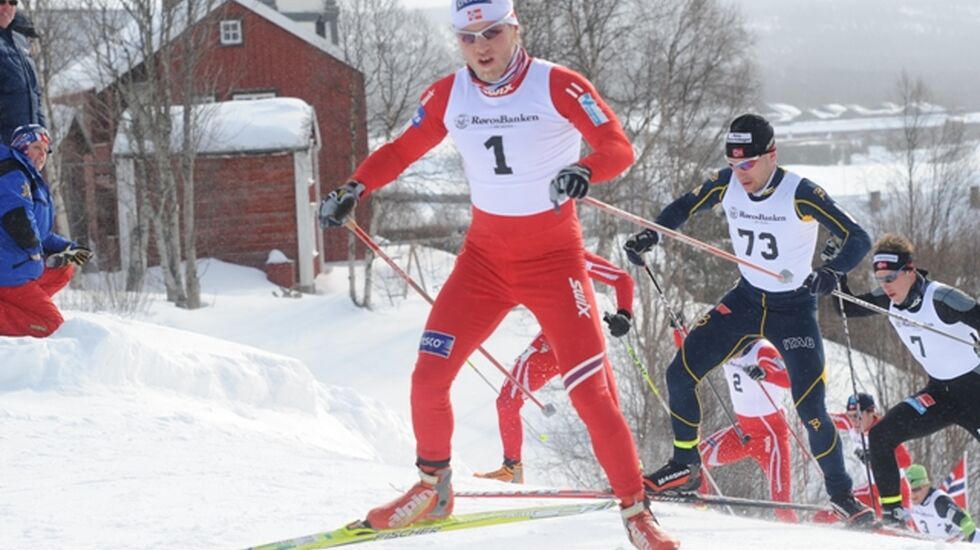 Martin Johnsrud Sundby leder an i feltet i NM på Røros i fjor. Foto: Arne Brunes