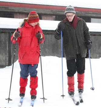 Bruce Molsky debuterer på ski, her instruert av folkemusiker Siri Dyvik. Foto: Leiv Solberg