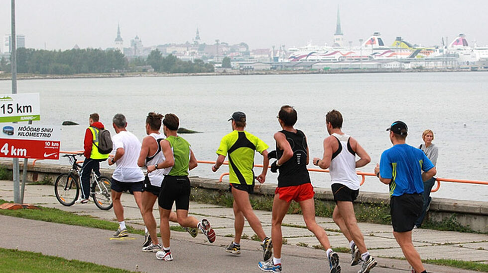 Fra en tidligere utgave av Tallinn Marathon som har start og mål i sentrum av byen mens hoveddelen av løypa  går i mer landlige omgivelser langs sjøsiden. I bakgrunnen ser vi store ferger som forbinder Tallinn med Stockholm og Helsinki. (Foto: Kjell Vigestad)