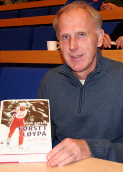 Oddvar med boka Først i løypa_750x1041