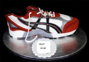 running-shoes-birthday-cake_650x450