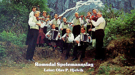 Romsdal Spelemannslag: Dans under Trollveggen (Gamle dansar frå Romsdal) A: Gamal vals frå Romsdal / Reinlendar etter Kristoffer Gjerde / Vårliv, polka etter Petter L. Rypdal / No kjæm lensmann, masurka / Straums-Ola-valsen etter Ola Straume. B: Einst