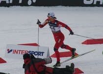 Marit Bjørgen på vei ut fra stadion_750x542