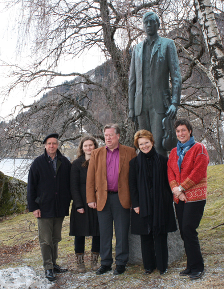 Leif Rygg, Agnete Sivertsen, Bjørn Aksdal, Rita Echbo og Trude Hoflandsdal Letnes framom statuen av Haldor Meland, som er laga av Dyre Vaa. (Foto: Håkon Brattespe)