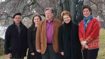 Leif Rygg, Agnete Sivertsen, Bjørn Aksdal, Rita Echbo og Trude Hoflandsdal Letnes framom statuen av Haldor Meland, som er laga av Dyre Vaa. (Foto: Håkon Brattespe)