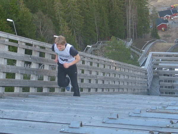 Fra den aller første utgaven av Gjerdrumsbakken opp i 2007 med Thomas Jordet Larsen på veg mot toppen av stillaset. 
