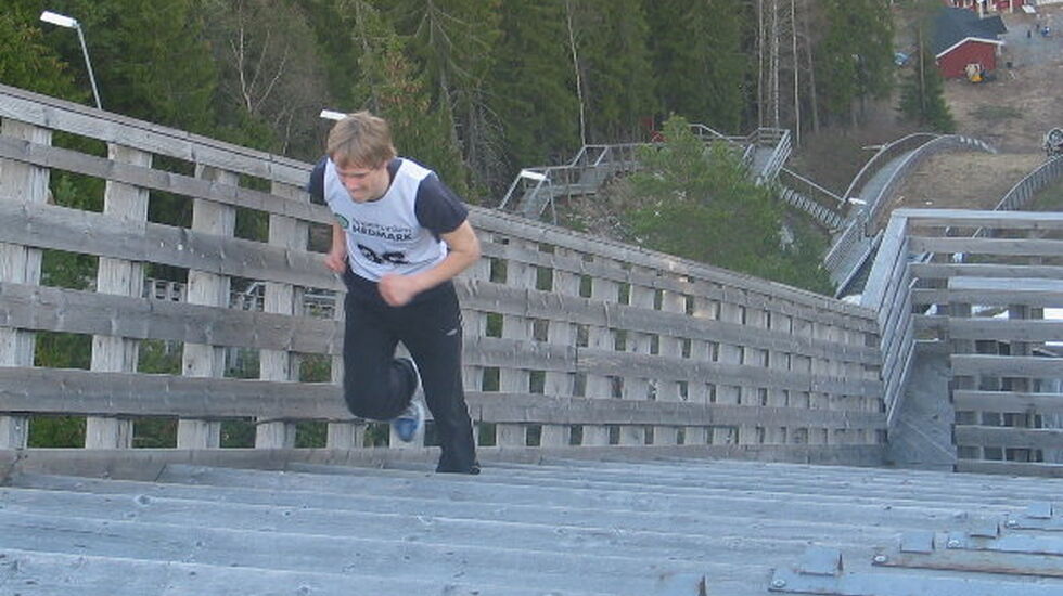 Fra den aller første utgaven av Gjerdrumsbakken opp i 2007 med Thomas Jordet Larsen på veg mot toppen av stillaset.
