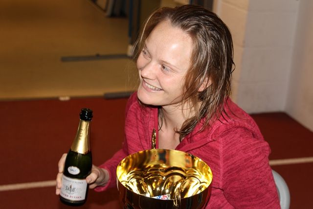 Maria Jansson etter sin første seier på Bislett 24-timers i 2011 (foto: Olav Engen).