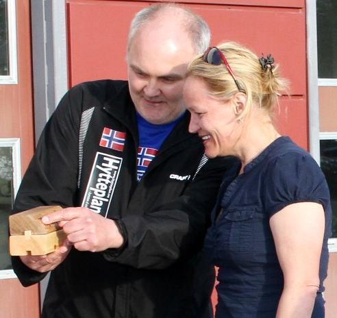 IMG_3482_Jon_Anders_Kvisgaard_viser_Hytteplanken_til_Marit_Bjerknes_cropped_492x464