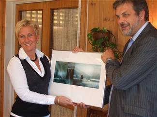 NAV-åpning på Rømskog 18.09.2007. Leder av NAV Rømskog Marianne Hermanseter og fylkesdirektør for NAV Sverre Jespersen, Fotograf: Jørgensen, Rune, Copyright: Rømskog kommune