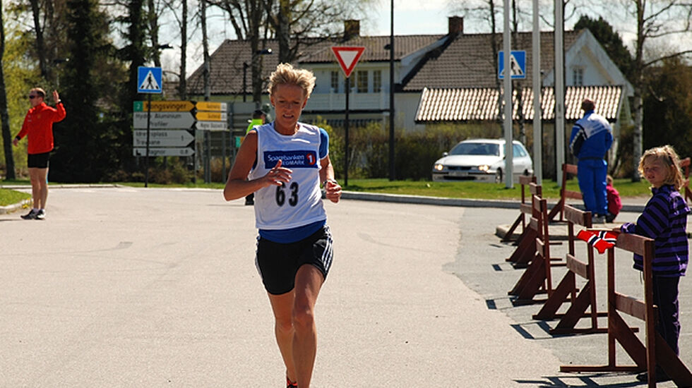 Rita Nordsveen i mål utenfor Magnor Glassverk i 2012. (Foto: Stine Lunde)
