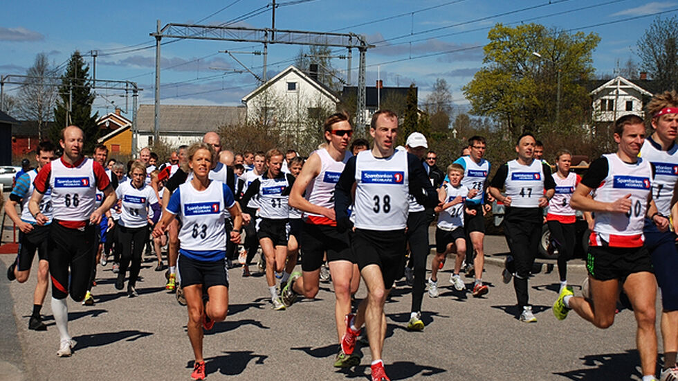 Rita Nordsveen (63) og Hallvard Nilsen (38) i starten på Krystallmarsjen i 2012 (Foto: Stine Lunde)