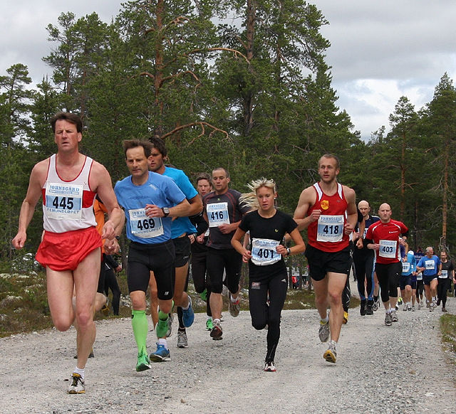Fra starten av Femundløpet i 2011 med multisporteren Kjell-Petter Ellingsbø i føringen. (Foto: Kjell Arild Andersen).