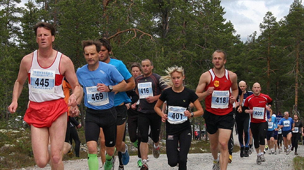 Fra starten av Femundløpet i 2011 med multisporteren Kjell-Petter Ellingsbø i føringen. (Foto: Kjell Arild Andersen).