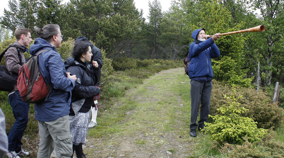 Internasjonale journalistar på Pillarguritoppen.