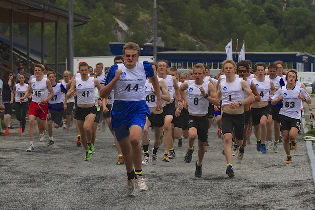 Fra starten på Hellesyltløpet 2012. Asbjørn Kårbø var først ut, men i mål blei han bare nummer 41. Foto: Helge Fuglseth