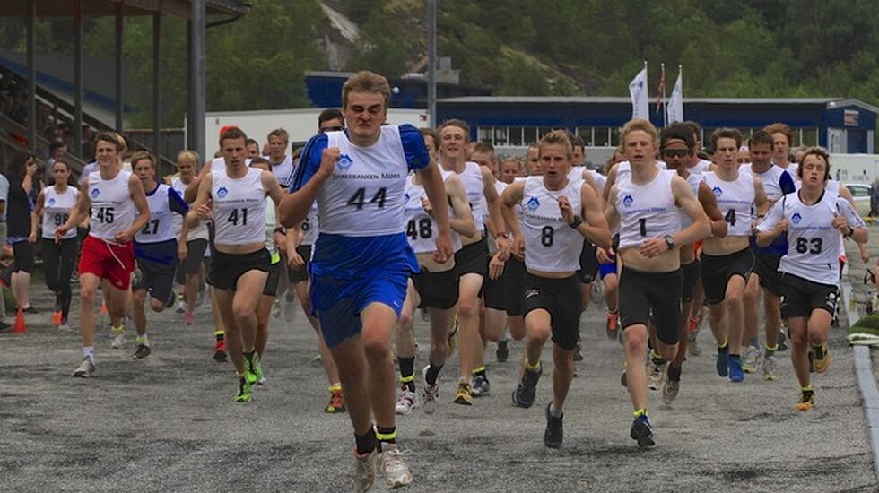 Fra starten på Hellesyltløpet 2012. Asbjørn Kårbø var først ut, men i mål blei han bare nummer 41. Foto: Helge Fuglseth