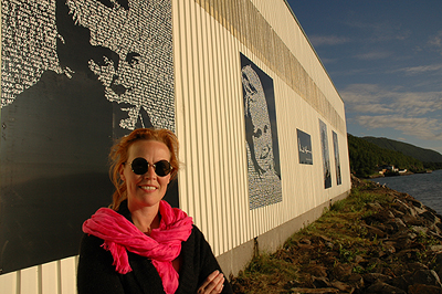 Margrethe Løvland med sin kunstinstallasjon "Diktportretter"