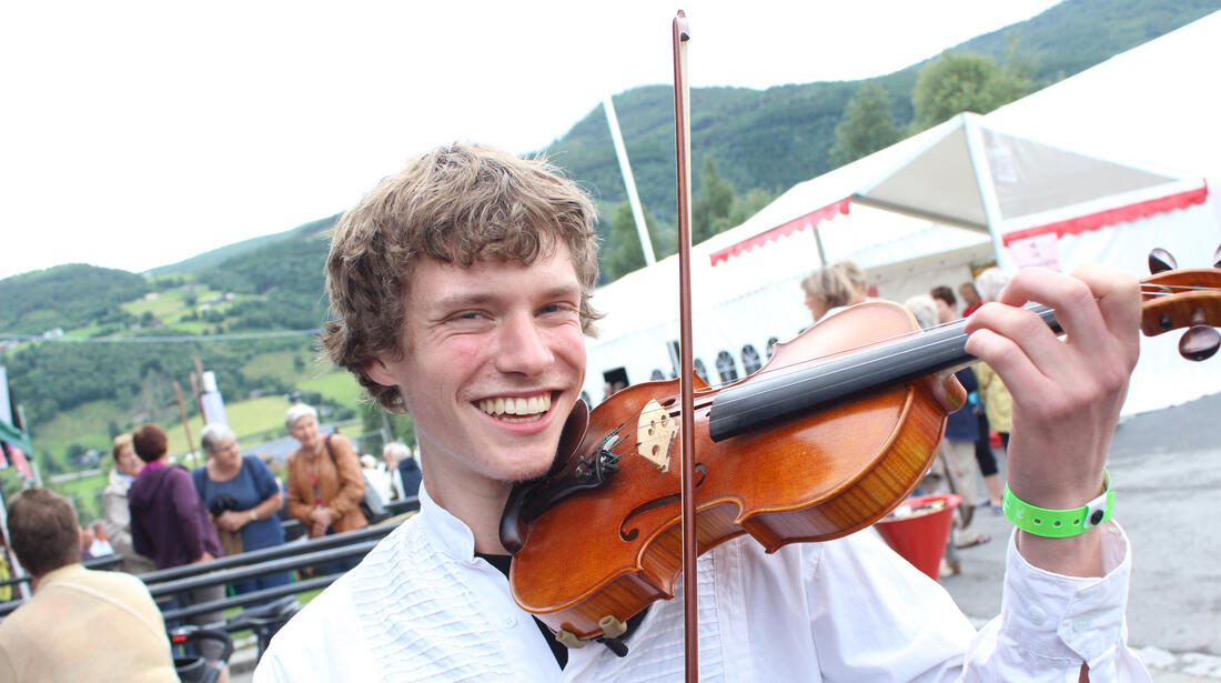 Jason Reimnitz (25) deltok på Landsfestivalen for fyrste gong saman med Lom spelmannslag. I kveld spelar han i finalen.