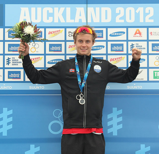 Joergen_Gundersen_medalje_blomster