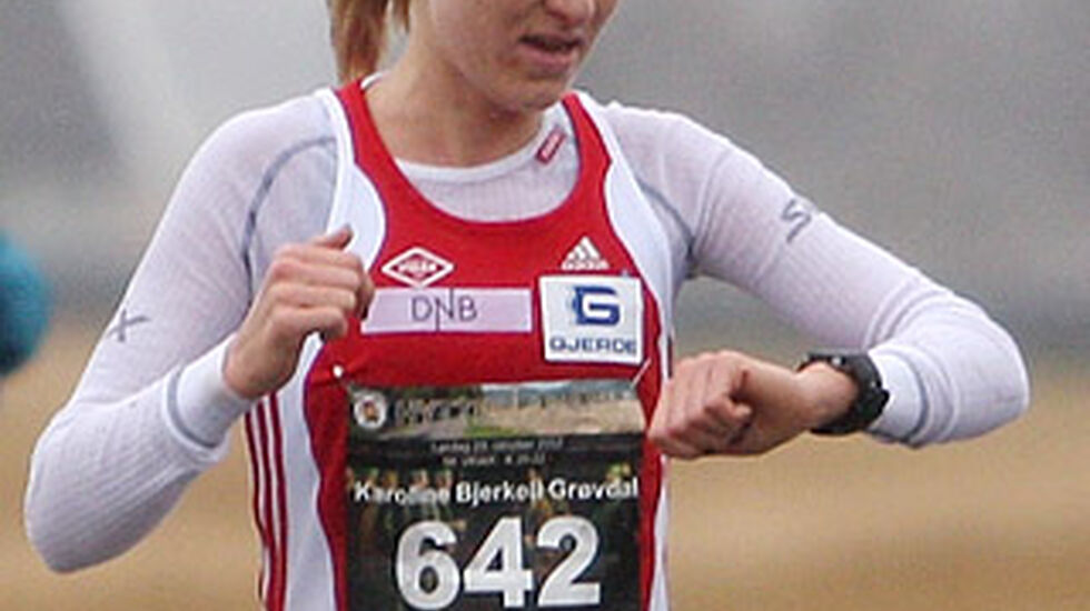 Mot rekord: Karoline Bjerkeli Grøvdal passerer 8 km-skiltet og sjekker passeringstida. Hun kan konstatere at hun ligger meget godt an. Kirsten Marathon Melkevik hadde den gamle løyperekorden på gode 33.20. Nå ble det en forbedring av rekorden med over ett og et halvt minutt.