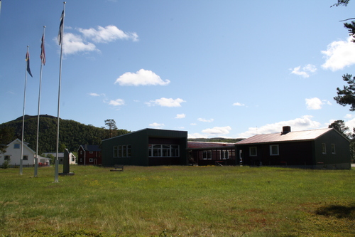 Bilde av den gamle skolen i Skoganvarre som nå er utstillingslokale for RDM Porsanger