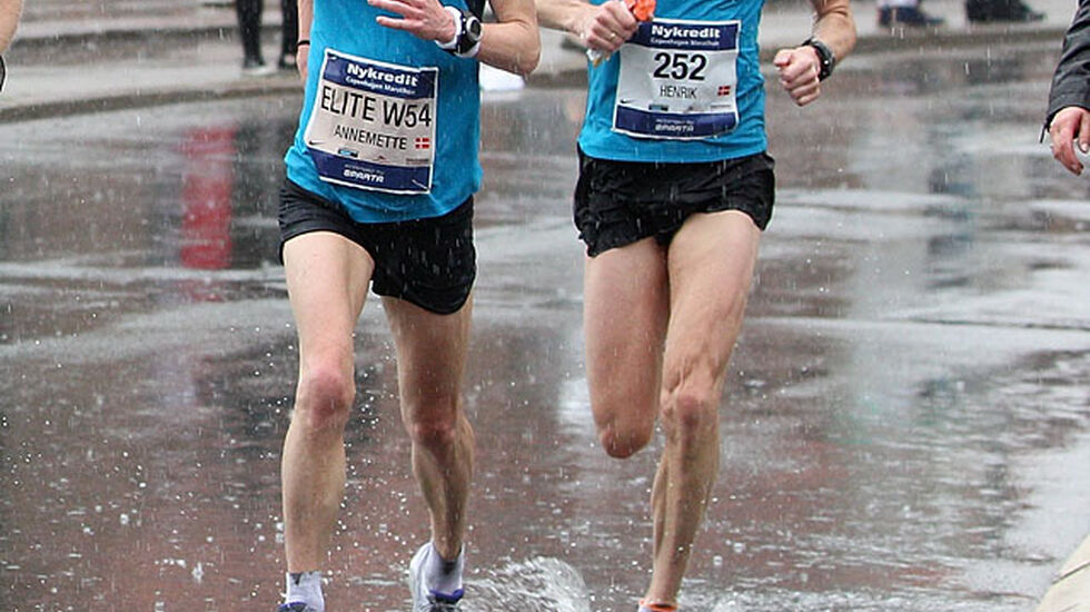 Annemette Aagaard speiler seg i vannpyttene på vei mot en klar maratonseier. (Foto: Kjell Vigestad)