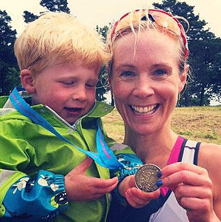 Kari_F_Lingsom_med_soenn_vinner_Ringsdaysten_Triatlon_2013_IMG_3773