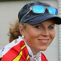 Elisabeth_med_cap_og_solbriller