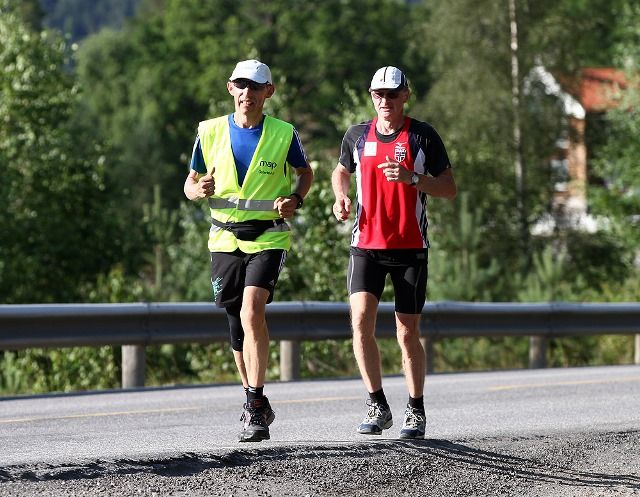 Henry Wehder i rødt er 6-dagersfavoritt. Her sammen med Erik Nossum som også løper på Jessheim.