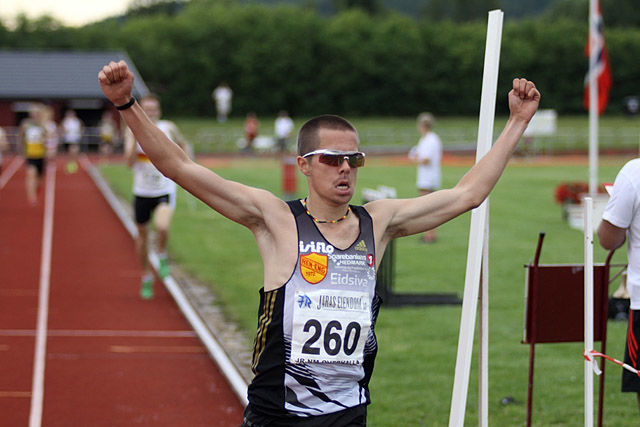 Vegard Ølstad jubler for gull på 1500 m under junior-NM i Overhalla i 2013. (Foto: Stig Vangsnes)