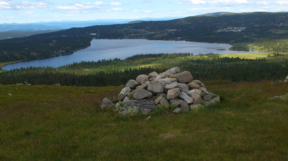 På lang løype i Sjusjøløpet kan du nyte denne utsikten fra Sollifjell over Sjusjøvatnet.