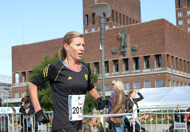Eva Schiefloe vinner Oslo Maraton 2013 på 2.53.45 (Arikvfoto).
