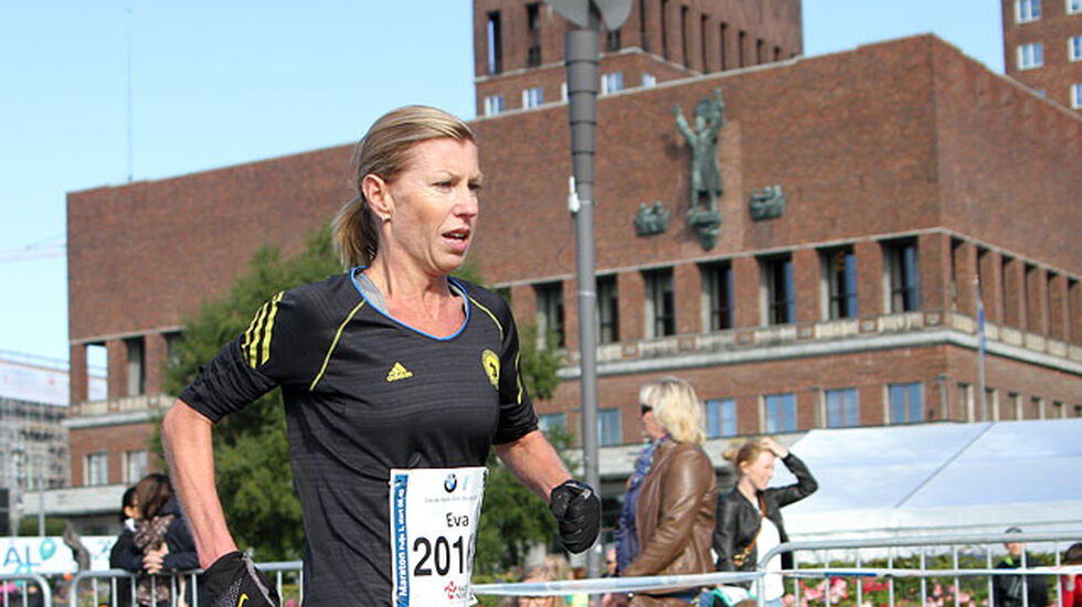Eva Schiefloe vinner Oslo Maraton 2013 på 2.53.45 (Arikvfoto).