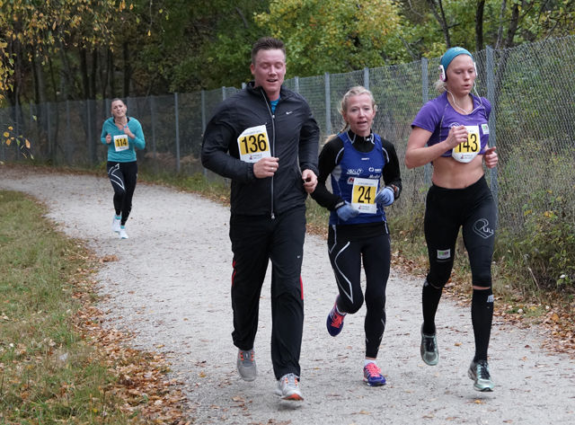 Eilif Tjølsen(136), Britt Hege Nicolaysen(24) og Doris Løyning(143) næremer seg 10km i løpet i 2013.Foto: Magnus Østebrød
