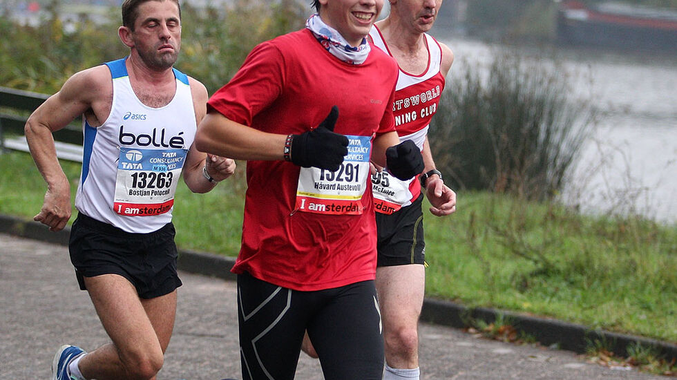 18-åringen Håvard Austevoll fra Bergen ble beste norske maratonløper i Amsterdam, men det var ikke debuten på distansen for årets norgesmester på halvmaraton i U23-klassen. Han løp Oslo Maraton i fjor på 2.52.54 som 17-åring. Nå gikk det nesten 10 minutter fortere, og 2.43.45 er hans nye pers.