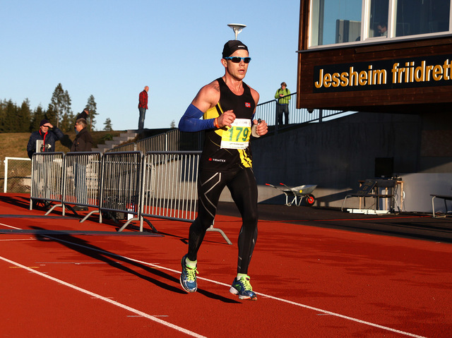Det var ikke mye vinterlig over Jessheim Vintermaraton - NM - i 2013 selv om løpet gikk i slutten av november. Her er det Johan Holmgren som runder inne på stadion (foto: Bjørn Hytjanstorp).