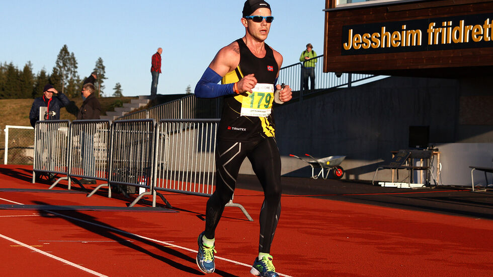 Det var ikke mye vinterlig over Jessheim Vintermaraton - NM - i 2013 selv om løpet gikk i slutten av november. Her er det Johan Holmgren som runder inne på stadion (foto: Bjørn Hytjanstorp).