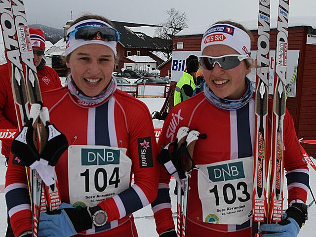 Tiril og Lotta Udnes Weng etter dobbeltseier i Søre Ål-runden 2014 (foto: Finn Olsen).